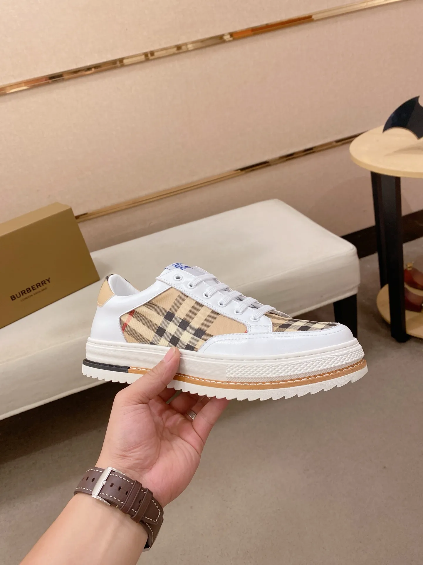 Men's shoes 💰: 420💰🇮🇹🇮🇹BURBERRY's top purchasing agents are available simultaneously at the counter. 🔍🔍On sale at the same time. Positive code number: 38-44 Italian imported first-layer cowhide with fabric. Fully imported sheepskin lining, sole: the original sole is specially provided by the original factory, the exclusive movable molded sole is super comfortable, the original factory follows the order, 🔍🔍high quality, you can go in and out of the counter at will, welcome to compare. Can be customized. 45 non-refundable